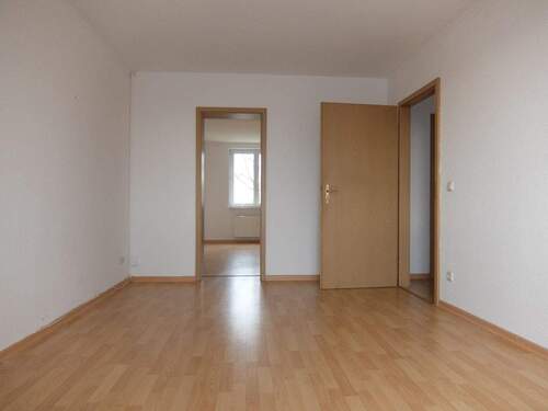 Blick zum Schlafzimmer und Flur - Etagenwohnung mit 52,00 m² in Chemnitz zur Miete