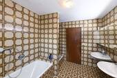 ... mit Wanne und Dusche - 