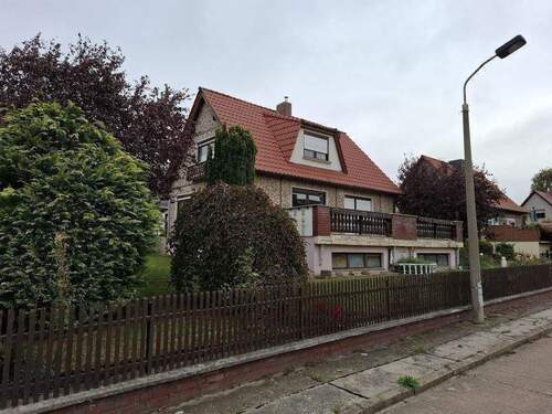 Vorderansicht von links - 5 Zimmer Einfamilienhaus in Aschersleben