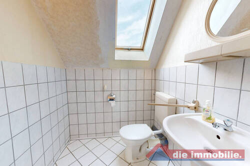 Gäste-WC mit Dachfenster - 