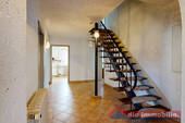 Eingangsbereich mit Treppenaufgang - 