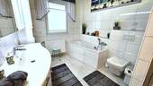 Bad mit Wanne und Dusche - 