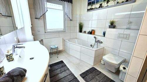 Bad mit Wanne und Dusche - 