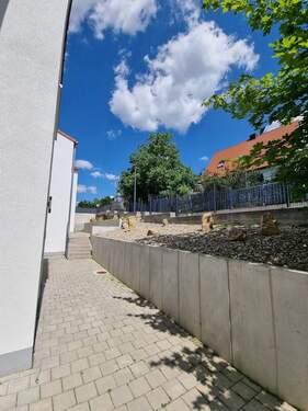 Ansicht Zugang zu beiden Häuserhälften.jpg - Etagenwohnung mit 82,00 m&sup2; in Lenting zur Miete