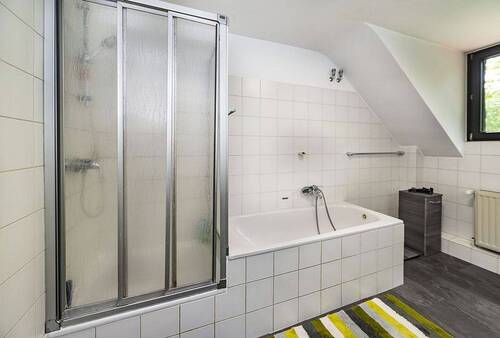 ...mit Badewanne und Dusche - 
