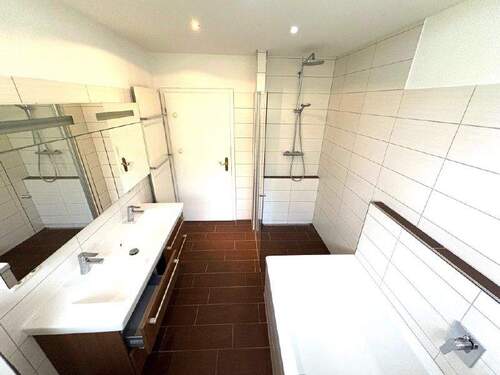 Bad (2) (Medium) - Einfamilienhaus mit 271,00 m² in Künzell zum Kaufen