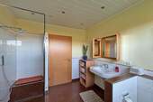 Badezimmer mit bodengleicher Dusche Erdgeschoss - 