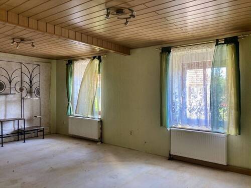 Wohnzimmer - 5 Zimmer Einfamilienhaus zum Kaufen in Seegebiet Mansfelder Land