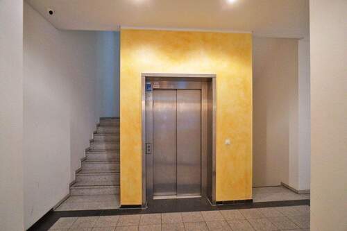 Hausflur - 2 Zimmer Etagenwohnung zur Miete in Dresden