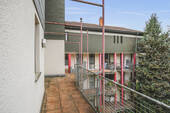 Laubengang mit Eingang zur Wohnung (zum Innenhof hin) - Etagenwohnung mit 103,00 m&sup2; in Aachen zum Kaufen