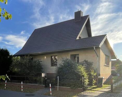 Hausansicht - Ideales Einfamilienhaus auf drei Ebenen mit großem Grundstück, viel Platz in den Nebengebäuden