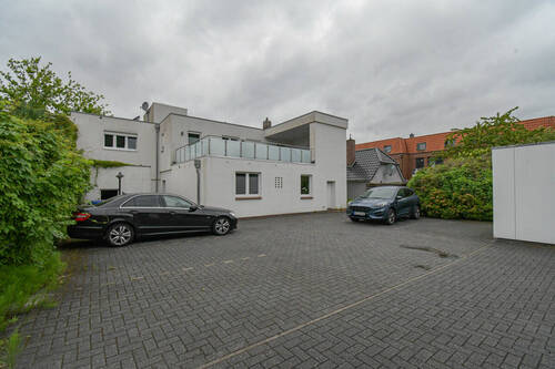 Stellplätz hinter dem Haus - 