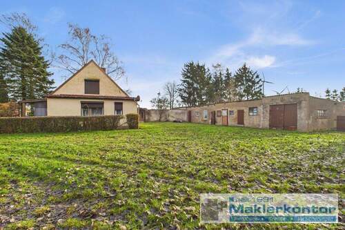 Freifläche und Stallungen - 