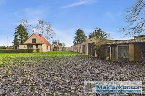 Freifläche und Stallungen - 