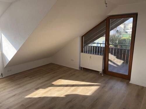 Wohnzimmer/Zugang Balkon - 2 Zimmer Etagenwohnung zum Kaufen in Oberstenfeld