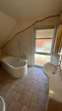 Badezimmer mit Badewanne - 