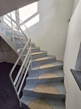 Treppe ins Souterrain zu weiterer Fläche (z.B. Bür - Gewerbeobjekt (Büro, Produktion, Verkauf) in Bad Vilbel zum Kaufen