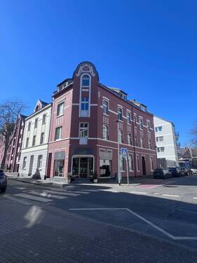 Frontansicht - WGH in zentraler Lage von Düsseldorf-Benrath mit Potential, JKM € 60.000, 3 Wohnungen, 1 Gewerbe