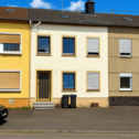 Hausansicht vorne - Charmantes Reihenmittelhaus mit Ausbaupotenzial und großer Dachterrasse in Wasserliesch