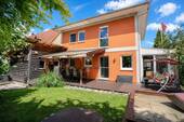 Ansicht West / Garten - Ein Haus zum Wohlfühlen - familienfreundlich und mit geschütztem Garten