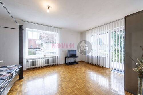 Schlafzimmer 1 im OG mit Zugang zum Balkon - 