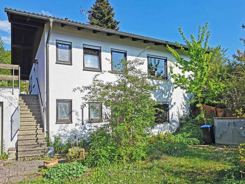 Einfamilienhaus mit großem Vorgarten - 