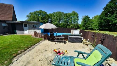 Spielplatz und Pool - 