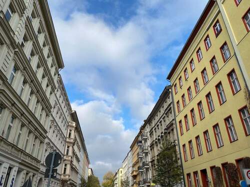 Kiezlage - - Neukölln Nähe Hermannplatz-Mehrfamilienhaus mit Steigerungspotenzial (Investment)-