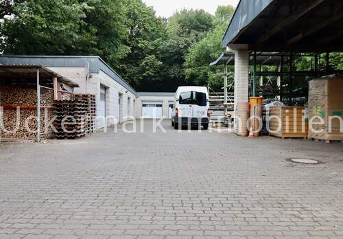 Außengelände und Garagen - 