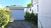 Garage mit neuem Rolltor - 