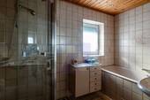 Bad mit Wanne und Dusche - 
