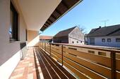 ... mit Zugang zum Balkon - 