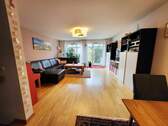 Wohnzimmer mit Blick in Garten - 6 Zimmer Reihenmittelhaus zum Kaufen in Elmshorn