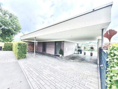 Ansicht Straße - MODERNES TRAUMHAUS MIT EINMALIGEM PANORAMABLICK IN DIE RHÖN...