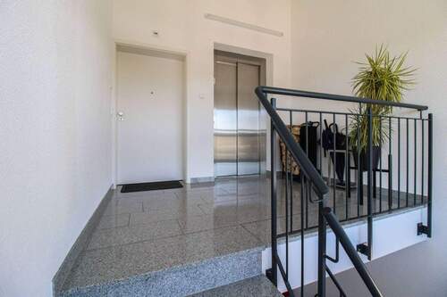 Eingang - Treppenhaus - Aufzug - 