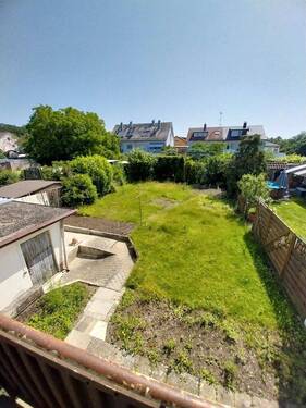 Blick in Garten - 6 Zimmer Doppelhaushälfte zum Kaufen in Singen