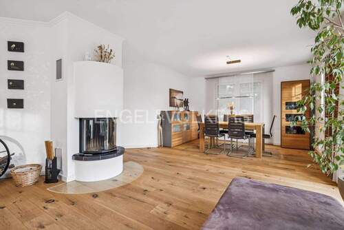 Wohn- und Essbereich mit Kamin - 