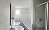 Bad mit Wanne + Dusche - 4 Zimmer Etagenwohnung in Singen (Hohentwiel)