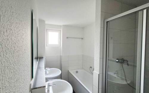 Bad mit Wanne + Dusche - 4 Zimmer Etagenwohnung in Singen (Hohentwiel)