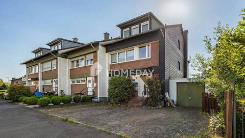 Außenansicht 3 - Ihr neues Zuhause in bester Lage - vielseitiges EFH mit Garage, Stellplätze, Loggia und Sauna