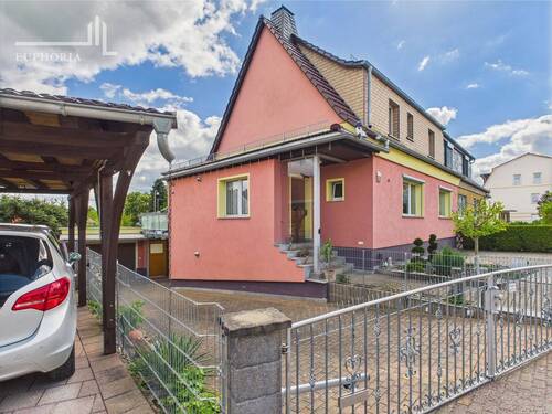 Hausansicht Straße - Doppelhaushälfte mit viel Platz und Einliegerwohnung zu verkaufen