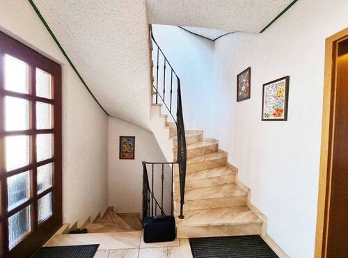 Treppenhaus - Anbau - 9 Zimmer Mehrfamilienhaus, Wohnhaus zum Kaufen in Schlüchtern