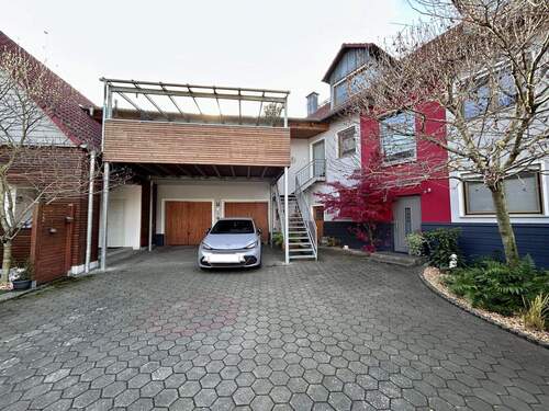 Innenhof mit Blick auf Haus und Scheune - 