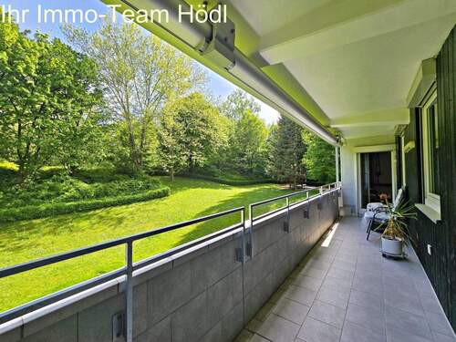 großer Balkon mit Markise - 