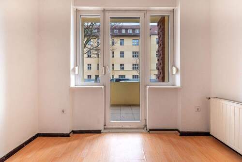 Wohnzimmer mit Balkonzugang - 2 Zimmer Etagenwohnung zum Kaufen in Berlin