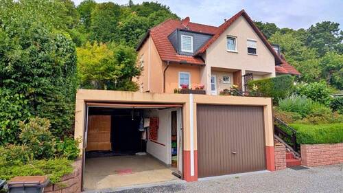 Außenansicht mit Garagen - Gepflegte Doppelhaushälfte mit Blick über Hildburghausen.
