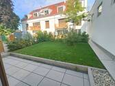 Terrasse mit Gartenfläche - 