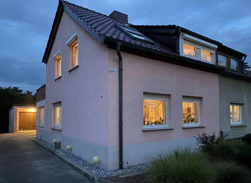 Front Dämmerung - Nudersdorf: Doppelhaushälfte mit 1.640 m² Traumgrundstück - Provisionsfrei!