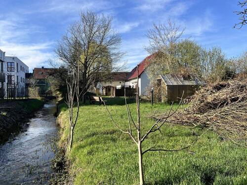 Gartenansicht mit Bach - Mehrfamilienhaus, Wohnhaus mit 123,00 m² in Ruhland zum Kaufen