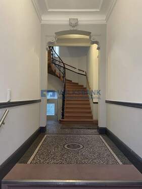 Hauseingang - Charmante 3-Zimmer-Altbauwohnung in einem traumhaften Haus - Ihr Zuhause in bester Lage wartet auf Sie!